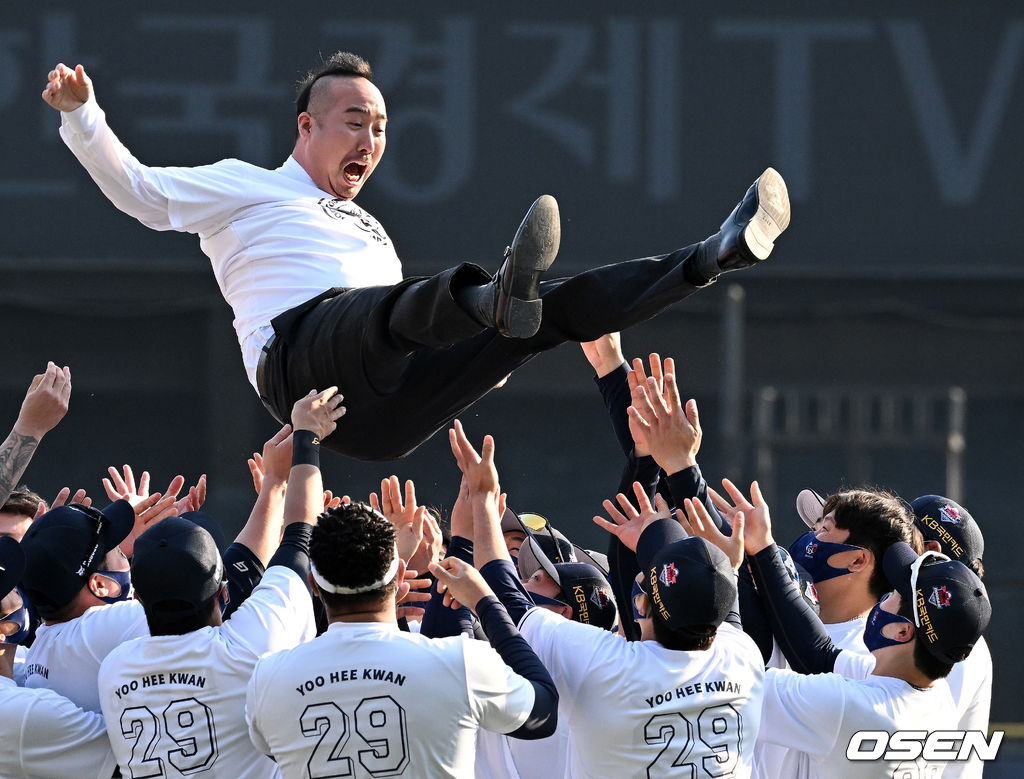 유희관이 동료선수들의 헹가래를 받고 있다. 2022.04.03 /jpnews@osen.co.kr