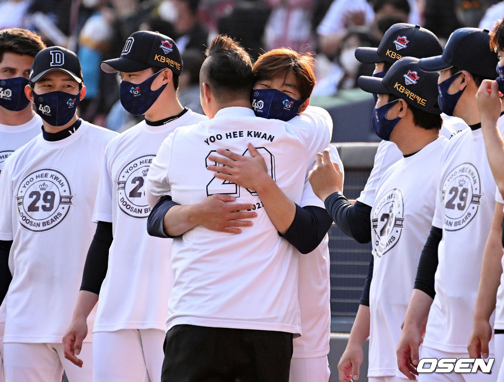 유희관이 최원준과 포옹을 나누고 있다. 2022.04.03 /jpnews@osen.co.kr