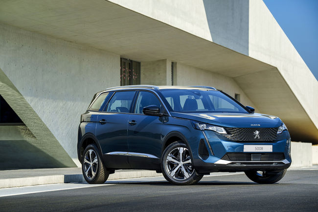 푸조 5008 SUV 가솔린 모델. 