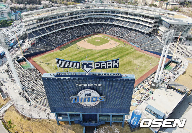 SSG 폰트가 연장 10회초 팀 동료들이 대거 4점을 득점하며 퍼펙트 기록을 세웠다. 만원관중을 채우진 못했지만 봄기운 완연한 따뜻한 날씨에 팬들은 즐겁게 경기를 관람했다. 2022.04.02 / foto0307@osen.co.kr