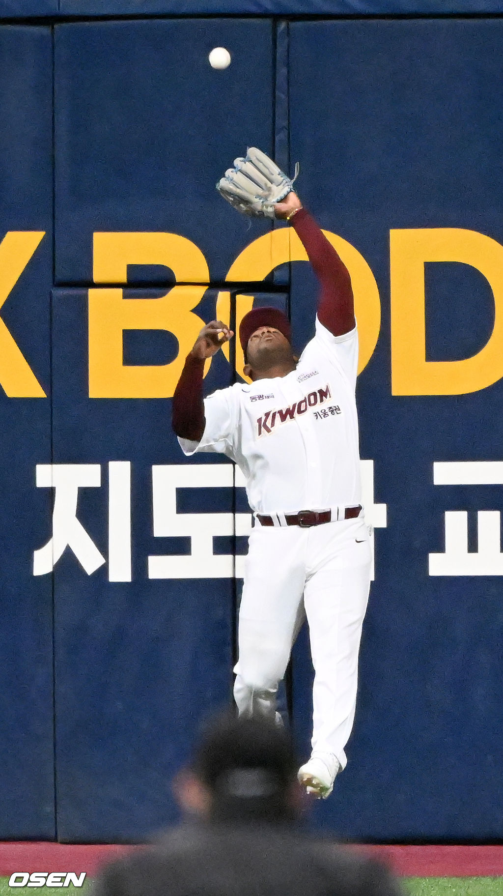 1회초 1사 롯데 안치홍의 타구를 키움 우익수 푸이그가 날아오르며 잡아내고 있다. 2022.04.03 /rumi@osen.co.kr