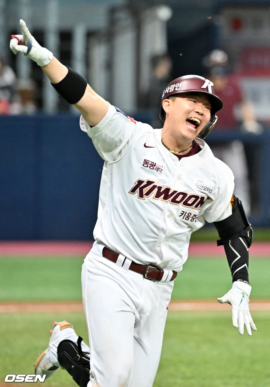연장 10회말 1사 주자 2루 끝내기 안타를 날린 키움 전병우가 기뻐하고 있다. 2022.04.03 /rumi@osen.co.kr