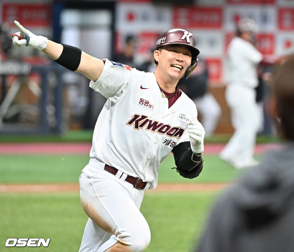 연장 10회말 1사 주자 2루 끝내기 안타를 날린 키움 전병우가 기뻐하고 있다. 2022.04.03 /rumi@osen.co.kr