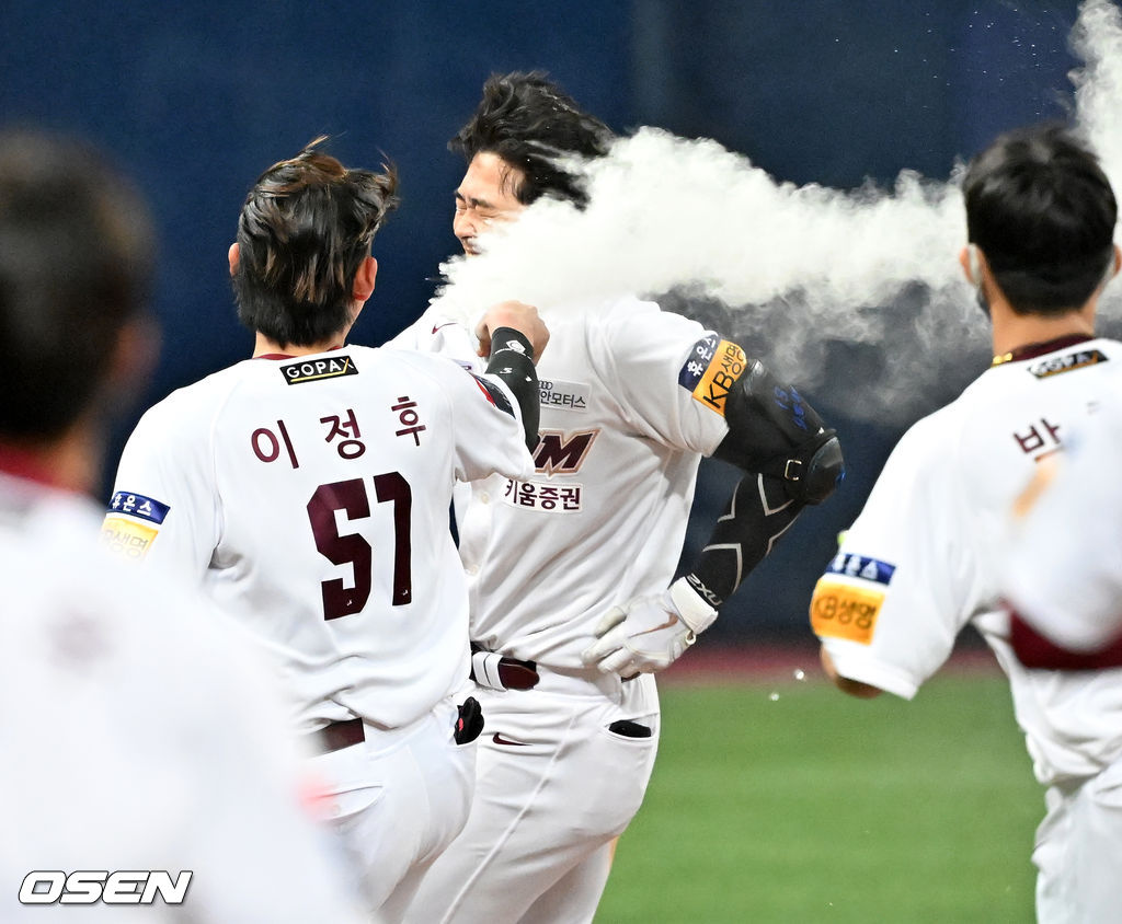 연장 10회말 1사 주자 2루 키움 전병우의 끝내기 안타때 전병우가 끝내기 축하를 받고 있다. 2022.04.03 /rumi@osen.co.kr