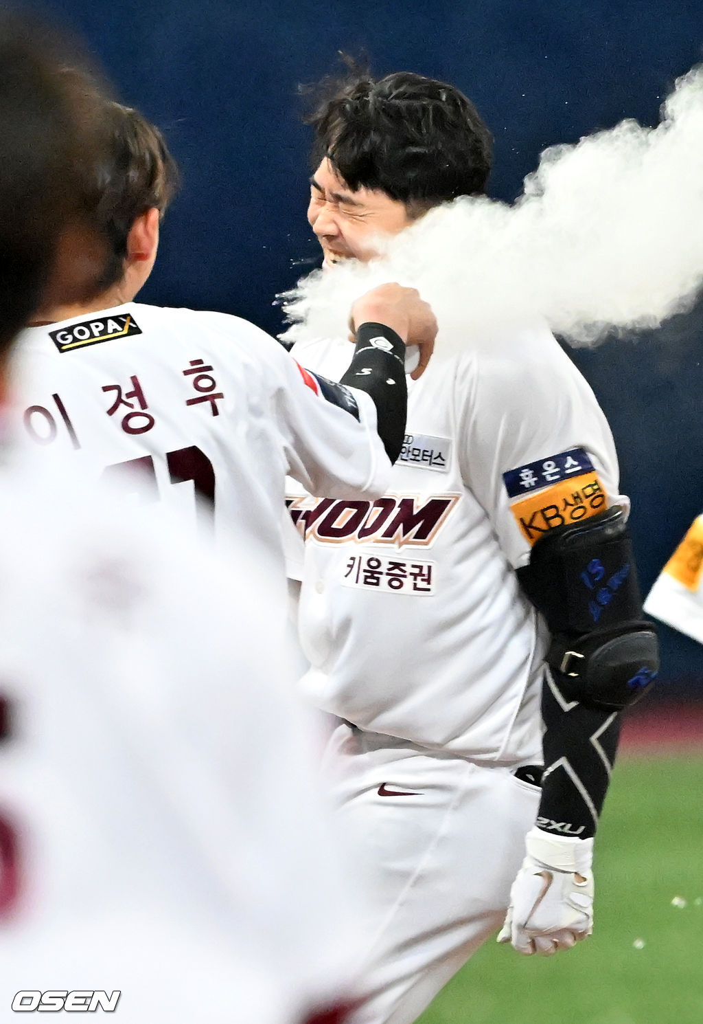 연장 10회말 1사 주자 2루 키움 전병우의 끝내기 안타때 전병우가 끝내기 축하를 받고 있다. 2022.04.03 /rumi@osen.co.kr