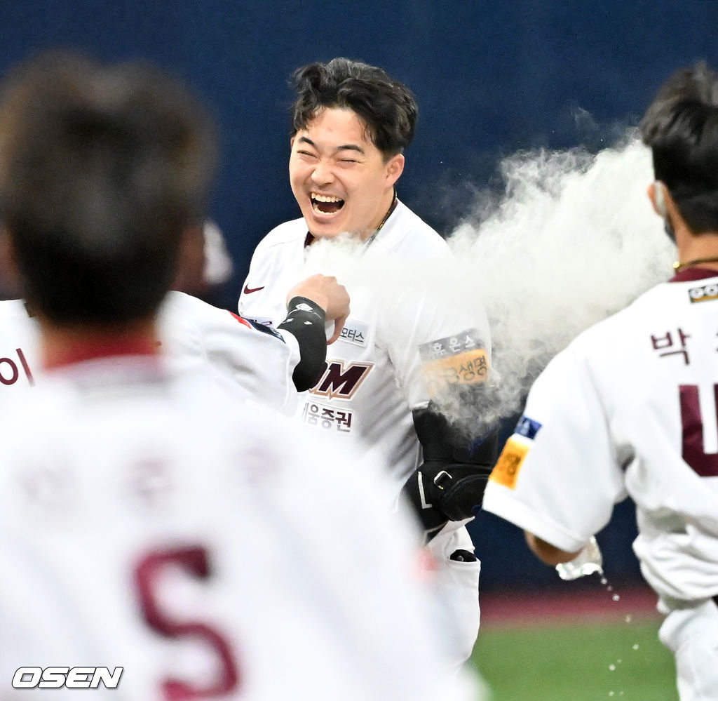 연장 10회말 1사 주자 2루 키움 전병우의 끝내기 안타때 전병우가 끝내기 축하를 받고 있다. 2022.04.03 /rumi@osen.co.kr