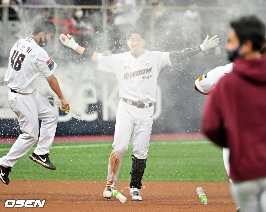 연장 10회말 1사 주자 2루 키움 전병우의 끝내기 안타때 전병우가 끝내기 축하를 받고 있다. 2022.04.03 /rumi@osen.co.kr
