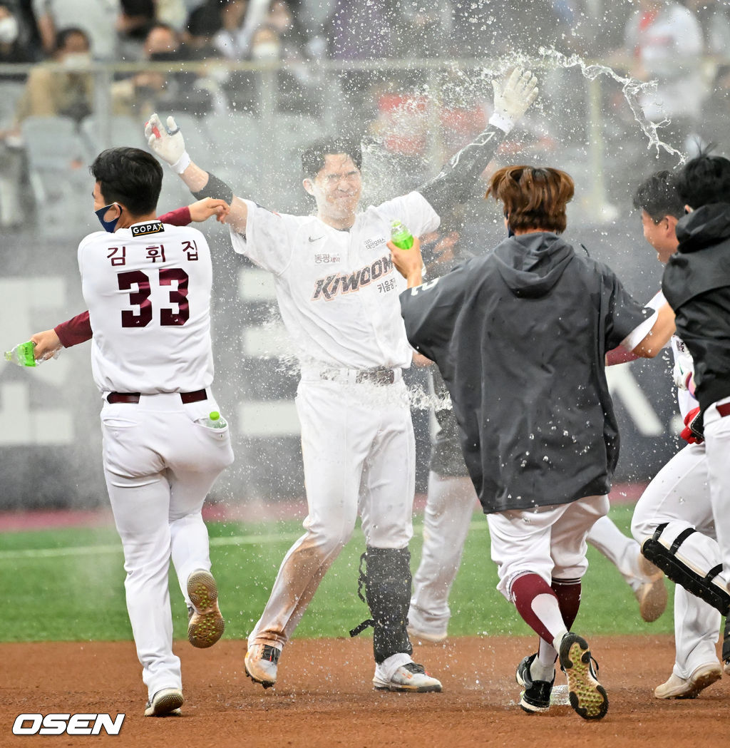 연장 10회말 1사 주자 2루 키움 전병우의 끝내기 안타때 전병우가 끝내기 축하를 받고 있다. 2022.04.03 /rumi@osen.co.kr