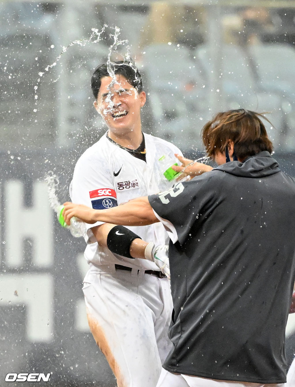 연장 10회말 1사 주자 2루 키움 전병우의 끝내기 안타때 전병우가 끝내기 축하를 받고 있다. 2022.04.03 /rumi@osen.co.kr