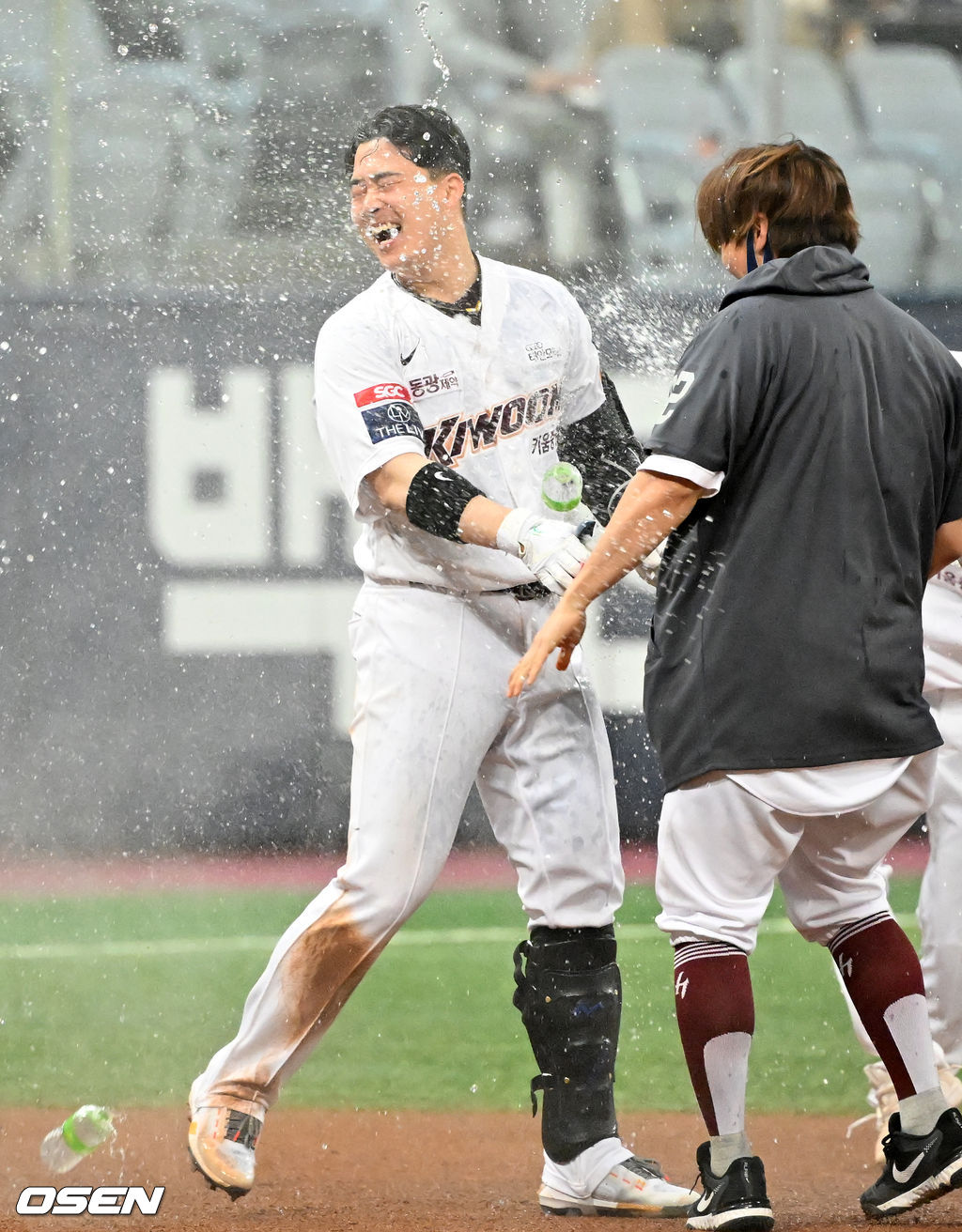 연장 10회말 1사 주자 2루 키움 전병우의 끝내기 안타때 전병우가 끝내기 축하를 받고 있다. 2022.04.03 /rumi@osen.co.kr