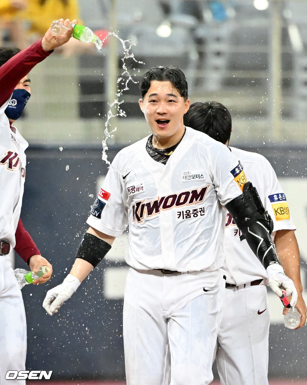 연장 10회말 1사 주자 2루 키움 전병우의 끝내기 안타때 전병우가 끝내기 축하를 받고 있다. 2022.04.03 /rumi@osen.co.kr