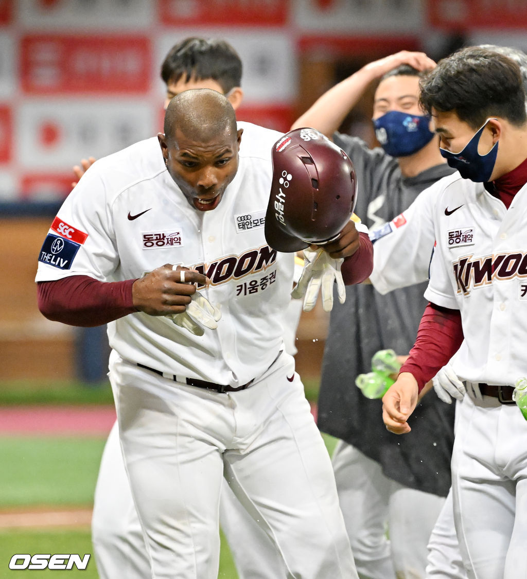 연장 10회말 1사 주자 2루 키움 전병우의 끝내기 안타때 홈을 밟은 푸이그가 끝내기 물세례를 받고 있다. 2022.04.03 /rumi@osen.co.kr