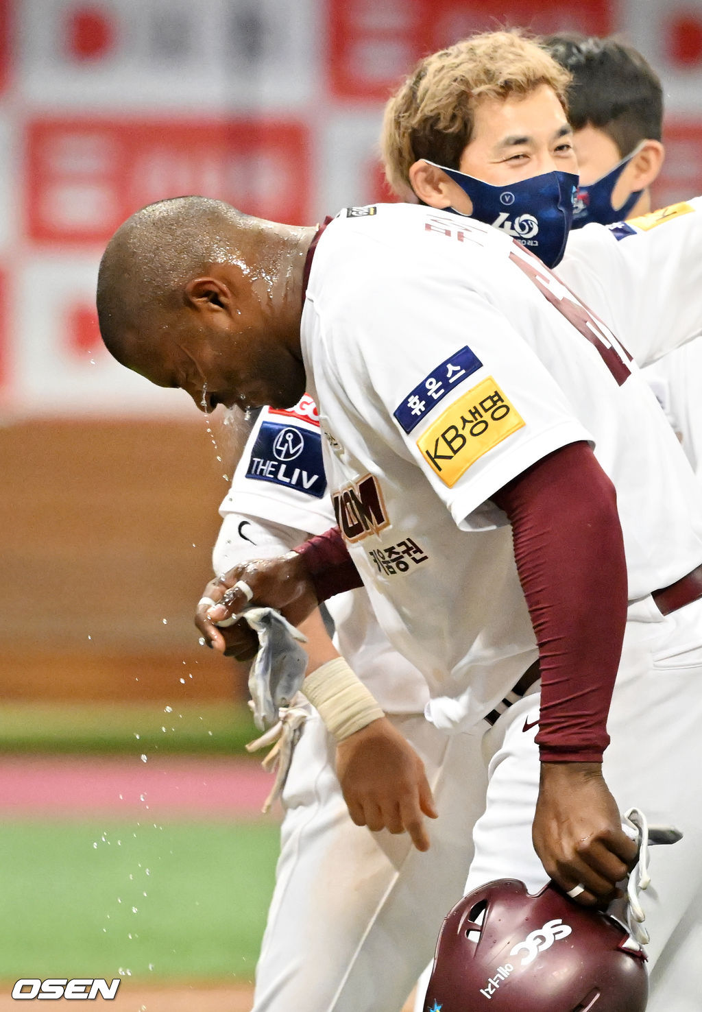 연장 10회말 1사 주자 2루 키움 전병우의 끝내기 안타때 홈을 밟은 푸이그가 끝내기 물세례를 받고 있다. 2022.04.03 /rumi@osen.co.kr