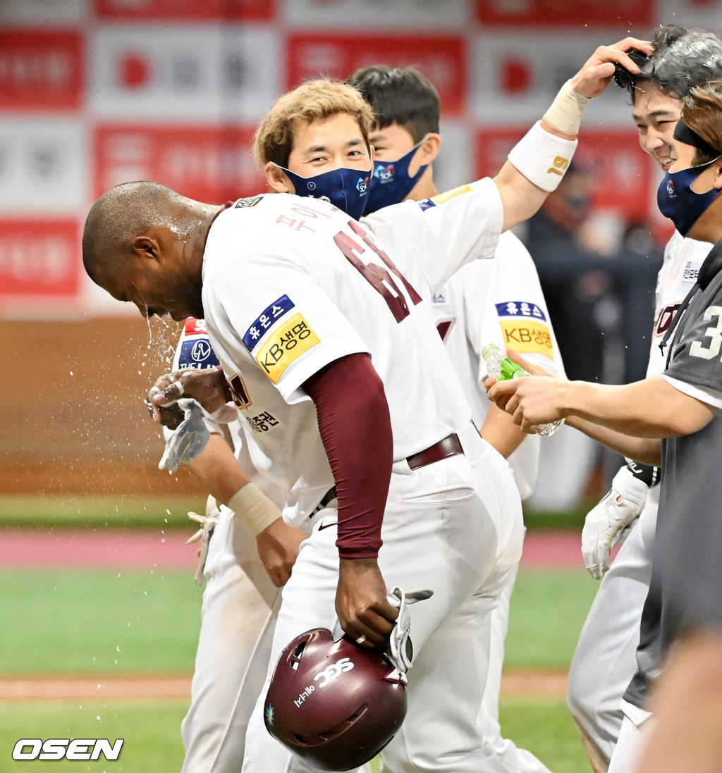 연장 10회말 1사 주자 2루 키움 전병우의 끝내기 안타때 홈을 밟은 푸이그가 동료들과 승리의 기쁨을 나누고 있다. 2022.04.03 /rumi@osen.co.kr