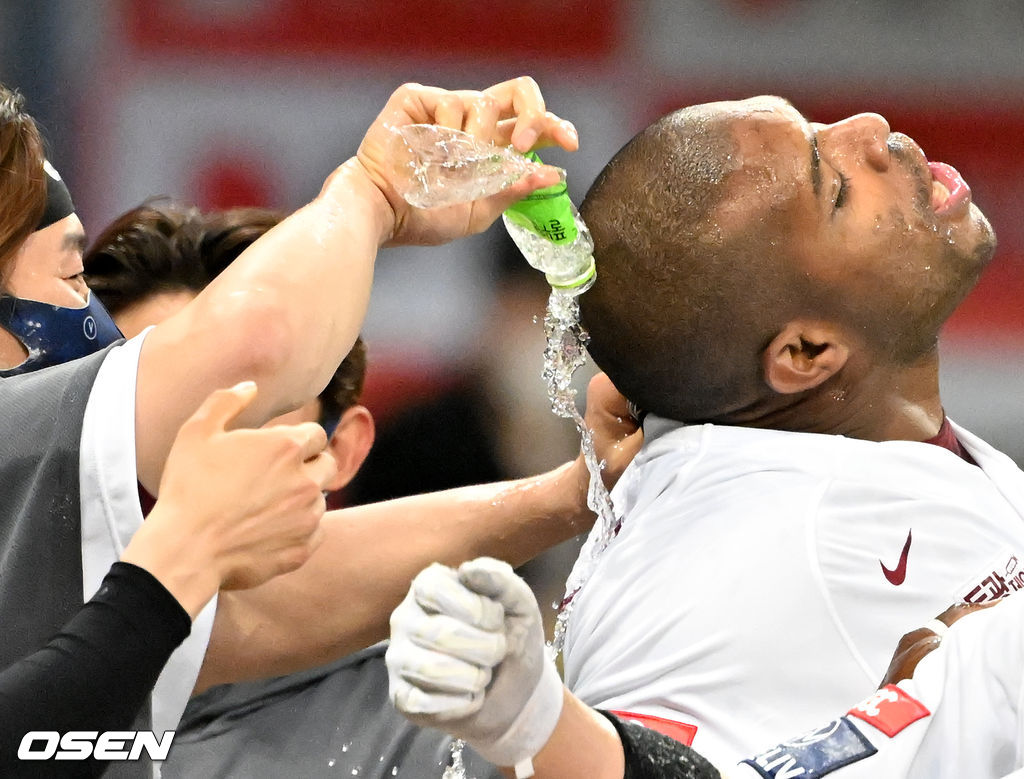 연장 10회말 1사 주자 2루 키움 전병우의 끝내기 안타때 홈을 밟은 푸이그가 끝내기 물세례를 받고 있다. 2022.04.03 /rumi@osen.co.kr