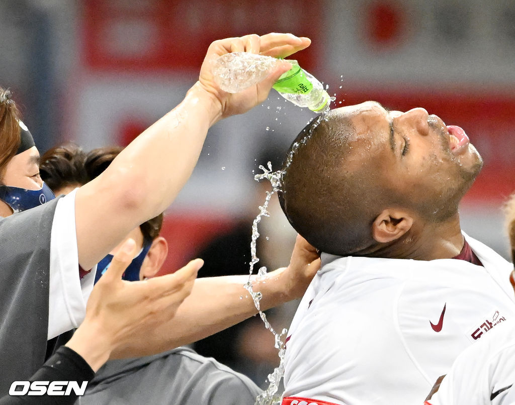 연장 10회말 1사 주자 2루 키움 전병우의 끝내기 안타때 홈을 밟은 푸이그가 끝내기 물세례를 받고 있다. 2022.04.03 /rumi@osen.co.kr