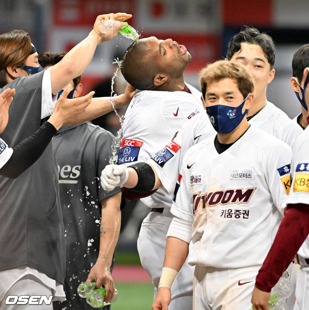 연장 10회말 1사 주자 2루 키움 전병우의 끝내기 안타때 홈을 밟은 푸이그가 끝내기 물세례를 받고 있다. 2022.04.03 /rumi@osen.co.kr