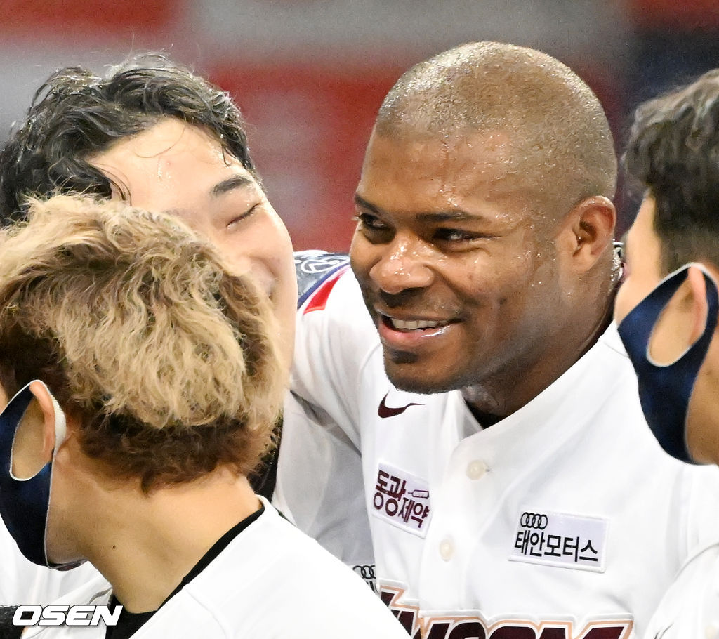 연장 10회말 1사 주자 2루 키움 전병우의 끝내기 안타때 홈을 밟은 푸이그가 전병우와 승리의 기쁨을 나누고 있다. 2022.04.03 /rumi@osen.co.kr