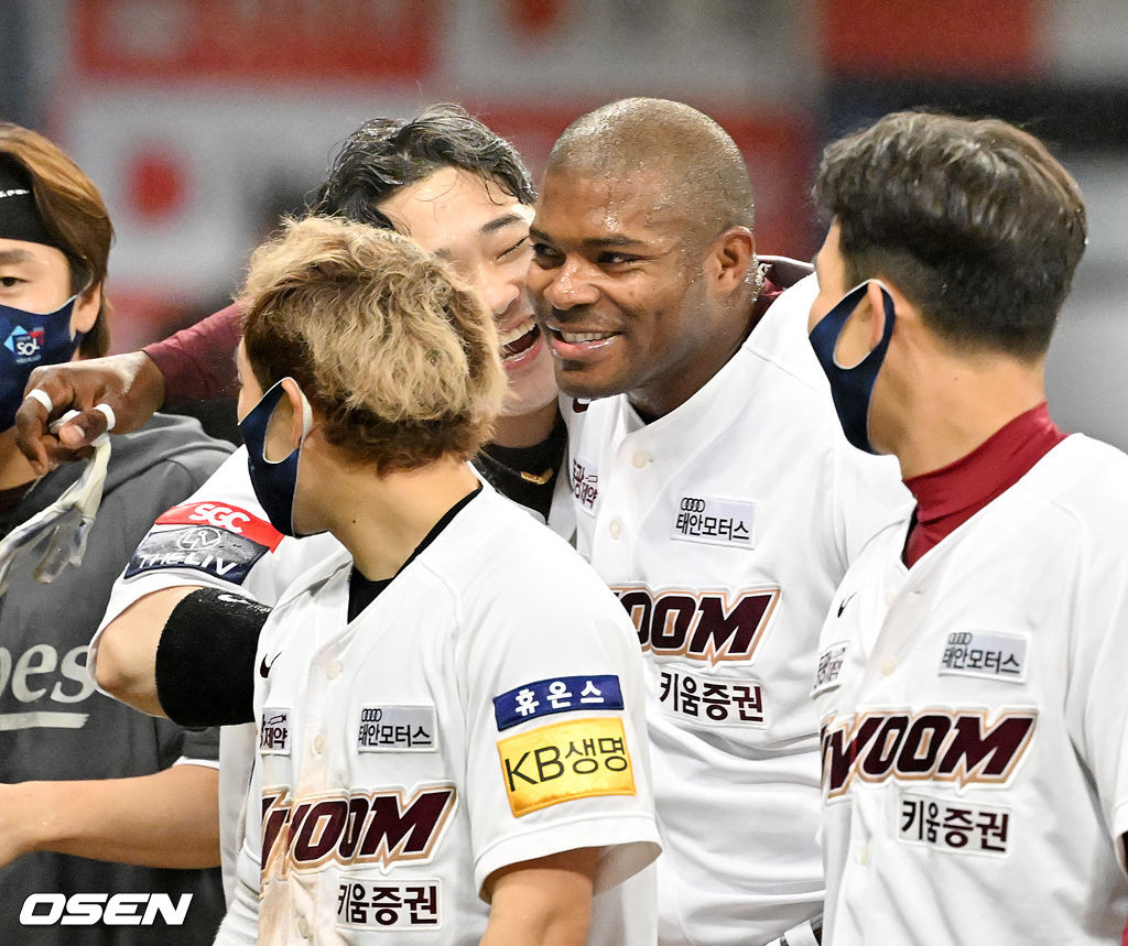 연장 10회말 1사 주자 2루 끝내기 안타를 날린 키움 전병우가 홈을 밟은 푸이그와 기쁨을 나누고 있다. 2022.04.03 /rumi@osen.co.kr