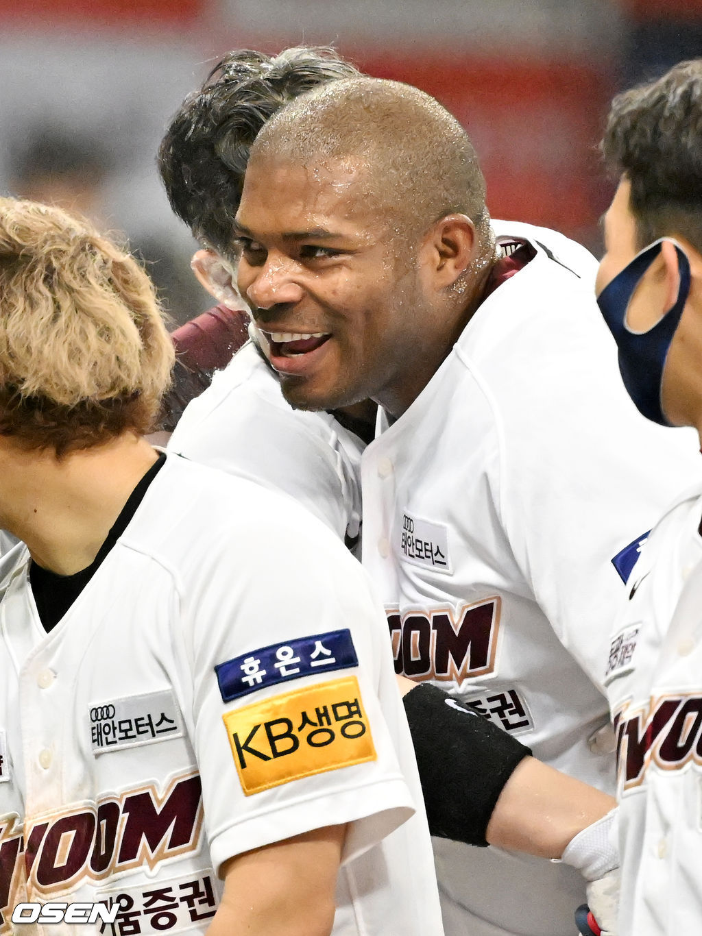 연장 10회말 1사 주자 2루 키움 전병우의 끝내기 안타때 홈을 밟은 푸이그가 전병우와 승리의 기쁨을 나누고 있다. 2022.04.03 /rumi@osen.co.kr