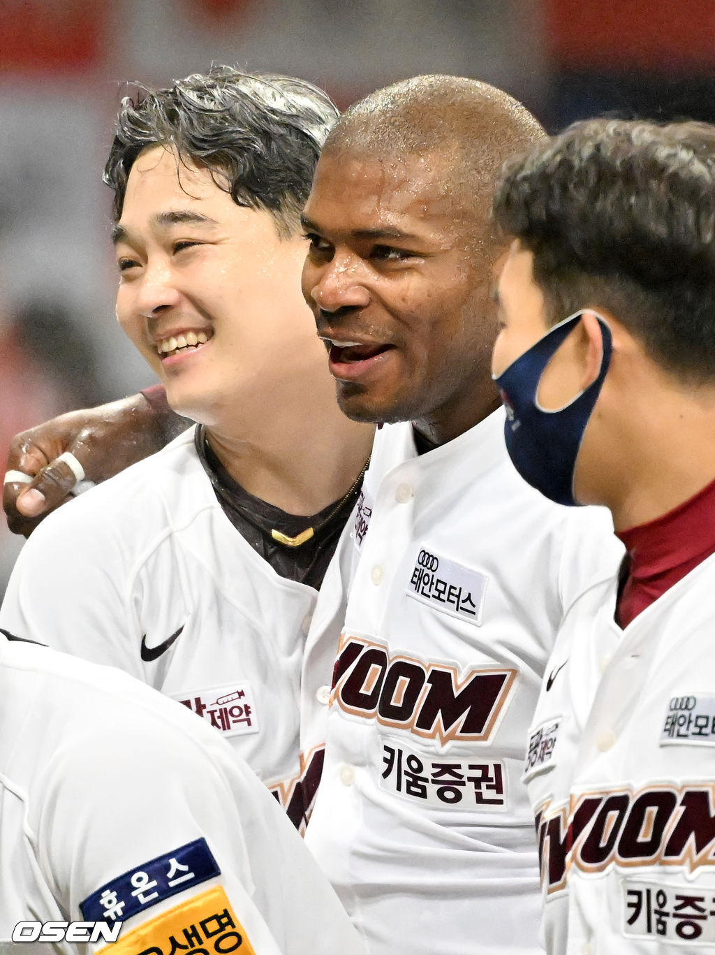 연장 10회말 1사 주자 2루 키움 전병우의 끝내기 안타때 홈을 밟은 푸이그가 전병우와 승리의 기쁨을 나누고 있다. 2022.04.03 /rumi@osen.co.kr