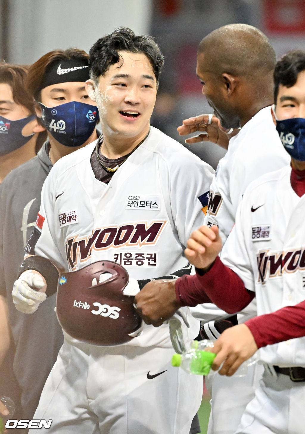 연장 10회말 1사 주자 2루 키움 전병우의 끝내기 안타때 홈을 밟은 푸이그가 전병우와 승리의 기쁨을 나누고 있다. 2022.04.03 /rumi@osen.co.kr