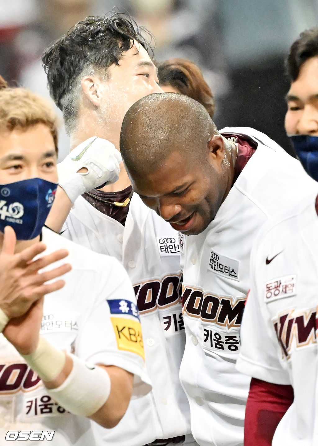 연장 10회말 1사 주자 2루 키움 전병우의 끝내기 안타때 홈을 밟은 푸이그가 전병우와 승리의 기쁨을 나누고 있다. 2022.04.03 /rumi@osen.co.kr