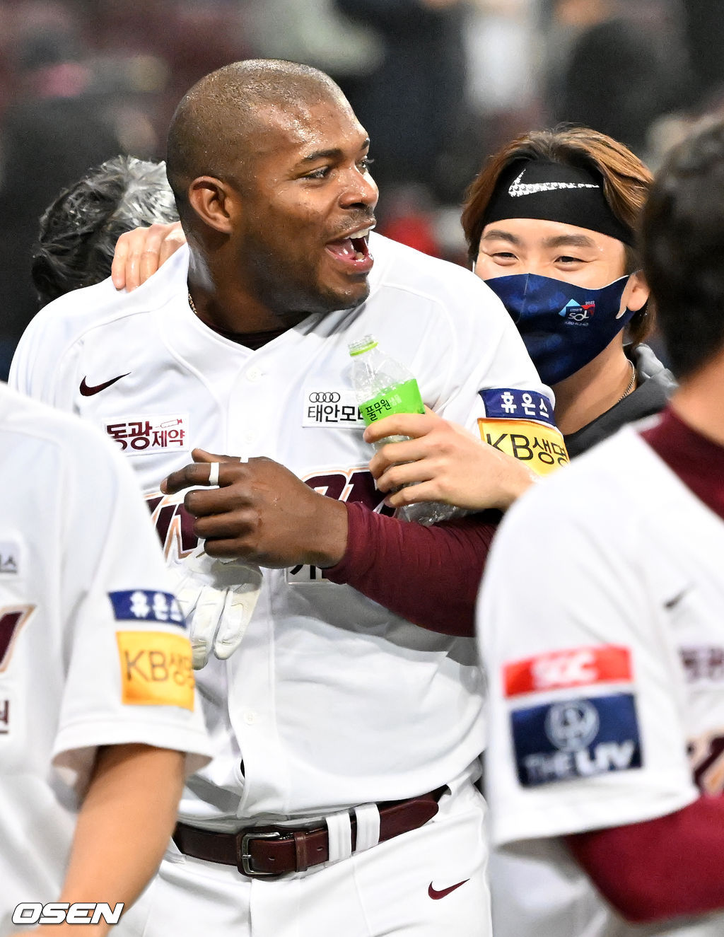 연장 10회말 1사 주자 2루 키움 전병우의 끝내기 안타때 홈을 밟은 푸이그가 동료들과 승리의 기쁨을 나누고 있다. 2022.04.03 /rumi@osen.co.kr