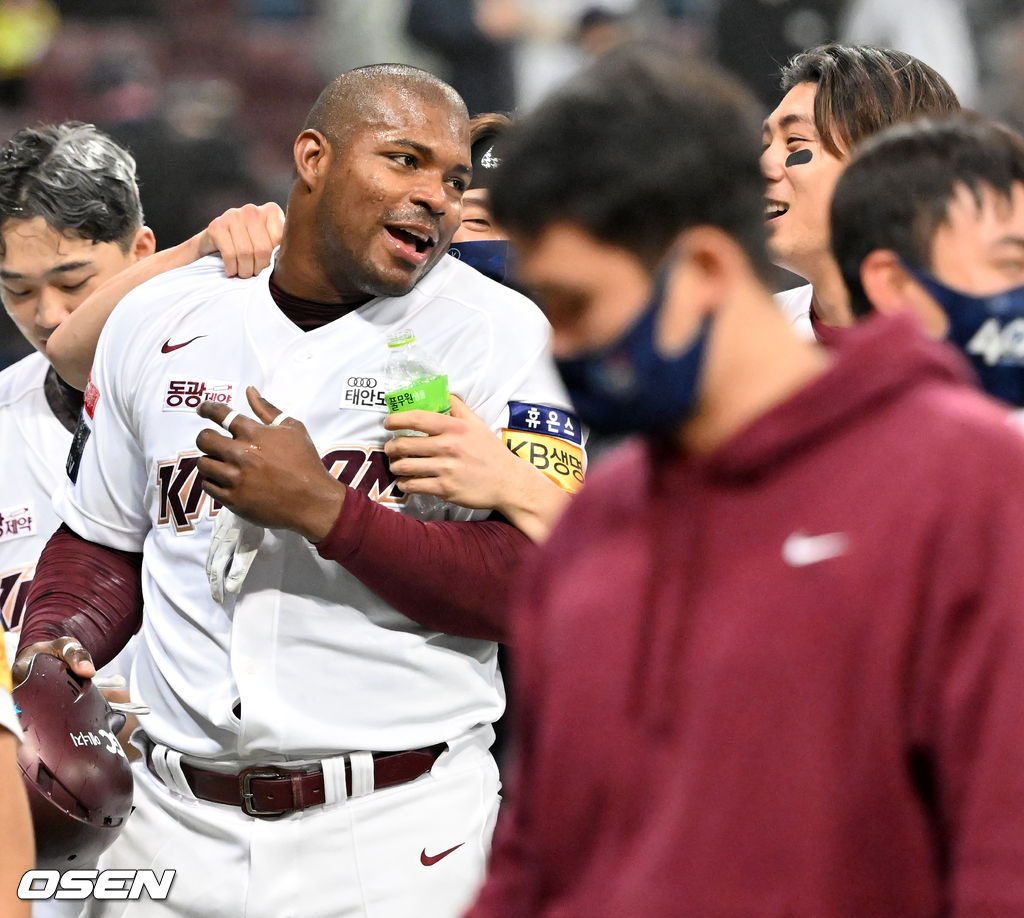 연장 10회말 1사 주자 2루 키움 전병우의 끝내기 안타때 홈을 밟은 푸이그가 이정후의 축하를 받고 있다. 2022.04.03 /rumi@osen.co.kr