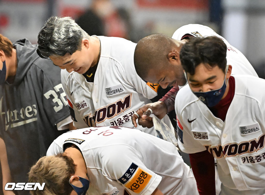 연장 10회말 1사 주자 2루 키움 전병우의 끝내기 안타때 홈을 밟은 푸이그가 전병우와 함께 팬들에게 인사를 하고 있다. 2022.04.03 /rumi@osen.co.kr