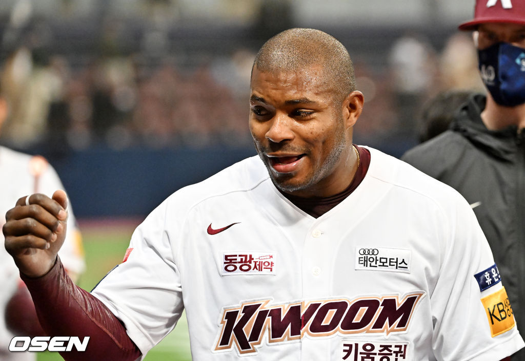 연장 10회말 1사 주자 2루 키움 전병우의 끝내기 안타때 홈을 밟은 푸이그가 하이파이브를 하고 있다. 2022.04.03 /rumi@osen.co.kr