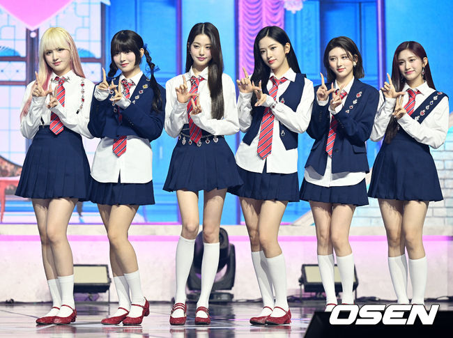 5일 오후 서울 용산구 블루스퀘어에서 걸그룹 아이브(IVE - 안유진, 가을, 레이, 장원영, 리즈, 이서)의 두 번째 싱글 'LOVE DIVE' 미디어 쇼케이스가 열렸다.<br /><br />그룹 아이브가 무대 위에서 포토타임을 갖고 있다. 2022.04.05 /rumi@osen.co.kr