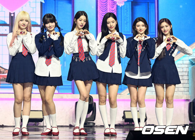 5일 오후 서울 용산구 블루스퀘어에서 걸그룹 아이브(IVE - 안유진, 가을, 레이, 장원영, 리즈, 이서)의 두 번째 싱글 'LOVE DIVE' 미디어 쇼케이스가 열렸다.<br /><br />그룹 아이브가 무대 위에서 포토타임을 갖고 있다. 2022.04.05 /rumi@osen.co.kr