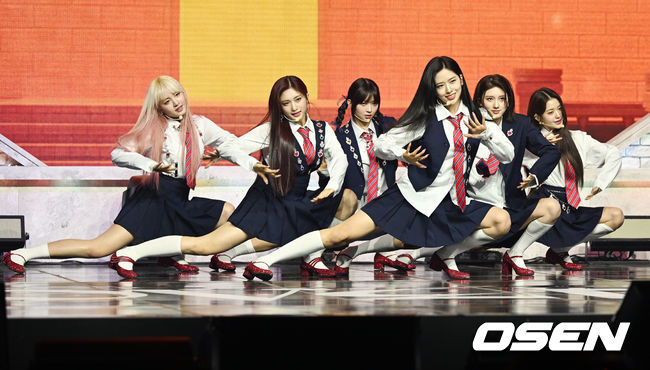 5일 오후 서울 용산구 블루스퀘어에서 걸그룹 아이브(IVE - 안유진, 가을, 레이, 장원영, 리즈, 이서)의 두 번째 싱글 'LOVE DIVE' 미디어 쇼케이스가 열렸다.<br /><br />그룹 아이브가 화려한 컴백 무대를 선보이고 있다. 2022.04.05 /rumi@osen.co.kr
