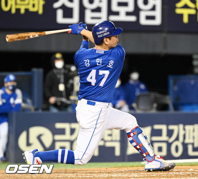 5일 오후 서울 잠실야구장에서 ‘2022 신한은행 SOL KBO리그’ 두산 베어스와 삼성 라이온즈의 경기가 열렸다.7회초 1사 주자 1루 삼성 강민호가 재역전 좌중월 투런 홈런을 날리고 있다. 2022.04.05 /rumi@osen.co.kr