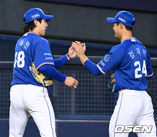 1회말을 마친 삼성 선발 원태인이 덕아웃으로 향하며 김재혁과 하이파이브를 하고 있다 . 2022.04.05 /rumi@osen.co.kr