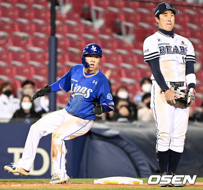 5일 오후 서울 잠실야구장에서 ‘2022 신한은행 SOL KBO리그’ 두산 베어스와 삼성 라이온즈의 경기가 열렸다.8회초 2사 주자 1루 삼성 오선진 타석에서 투수 견제 실책으로 김지찬이 3루에 세이프되고 있다. 2022.04.05