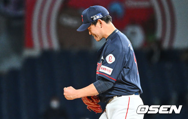 롯데 자이언츠 김진욱이 5회말 2사 1,2루 손아섭을 삼진으로 잡고 환호하고 있다. 2022.04.05 / foto0307@osen.co.kr