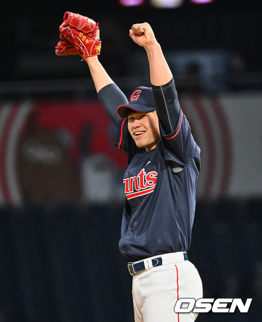 롯데 자이언츠 김진욱이 7회말 2사 서호철의 안타성 타구를 잡아 아웃시킨 박승욱을 향해 만세를 보내고 있다. 2022.04.05 / foto0307@osen.co.kr