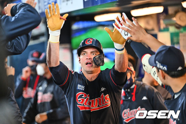 롯데 자이언츠 피터스가 5회초 중월 솔로 홈런을 치고 하이파이브를 하고 있다. 2022.04.05 / foto0307@osen.co.kr