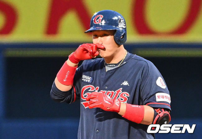 롯데 자이언츠 이대호가 1회초 안타를 치고 세리머니를 하고  있다. 2022.04.05 / foto0307@osen.co.kr