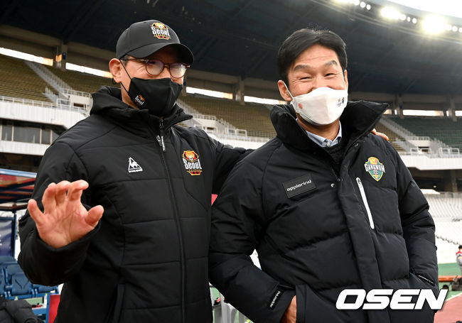 [사진] 왼쪽부터 안익수 서울 감독과 최용수 강원 감독 /  OSEN DB.