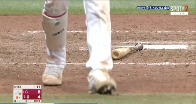 이용규가 9회 삼진 아웃을 당한 후 배트를 타석에 내려놓고 들어가고 있다. /스포티비 중계 화면
