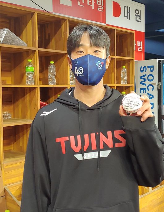 LG 송찬의는 5일 키움전에서 프로 데뷔 5년 만에 첫 안타를 기록했다. 경기 후 기념구를 들고 기뻐하고 있다. /LG 트윈스 제공