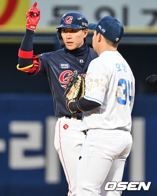 롯데 자이언츠 박승욱이 1회초 안타를 치고 세리머니를 하고 있다. 2022.04.05 / foto0307@osen.co.kr