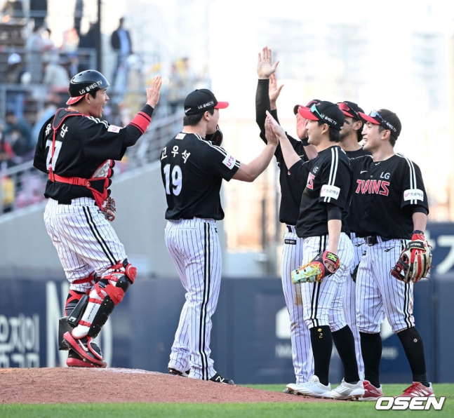 G 트윈스가 막강 불펜을 앞세워 개막 2연승을 달렸다. LG는 3일 광주-기아 챔피언스필드에서 열린 '2022 신한은행 SOL KBO리그' KIA 타이거즈와의 경기에서 4회 2사후 불펜진이 상대 공격을 무실점으로 막는 릴레이 호투로 3-2 승리를 거두었다. 전날에 이어 2연승을 거두는 신바람을 냈다.경기 종료 후 LG 선수들이 승리의 기쁨을 나누고 있다. 2022.04.03 /sunday@osen.co.kr