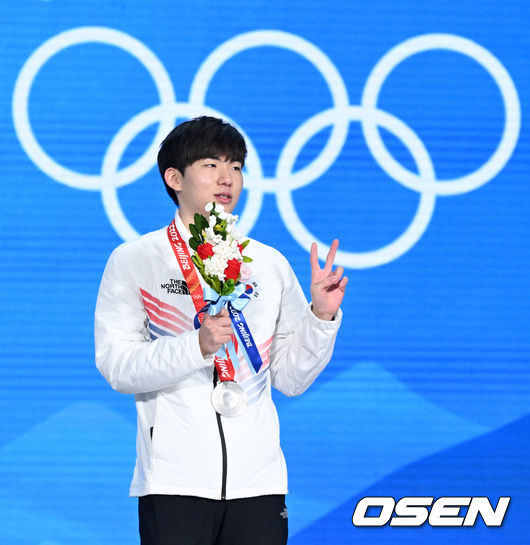 19일(한국시간) 중국 베이징 메달 플라자에서 2022 베이징 동계올림픽 스피드 스케이팅 남자 매스스타트 메달수여식이 열렸다.은메달을 획득한 대한민국 정재원이 시상대에 올라 포즈를 취하고 있다. 2022.02.19 /jpnews@osen.co.kr