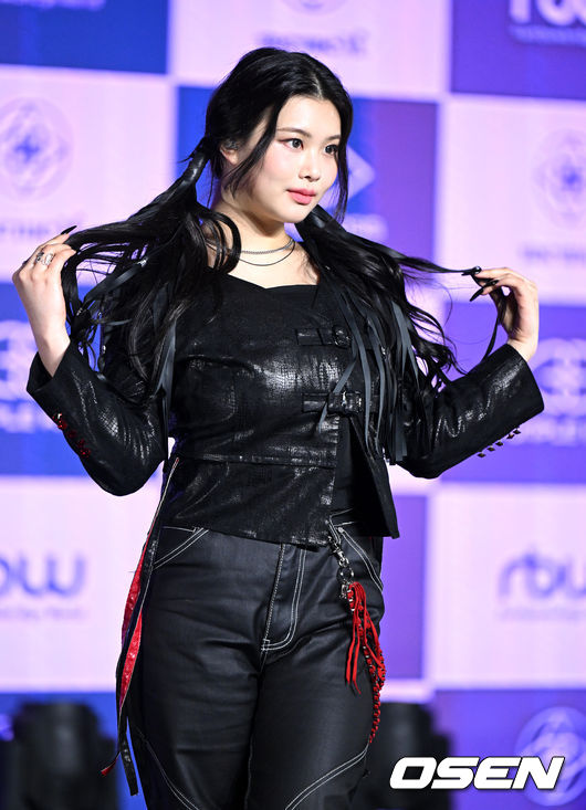 수안이 포토타임을 하고 있다. 2022.04.06 /jpnews@osen.co.kr