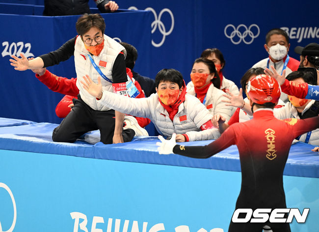 중국 쇼트트랙 김선태 감독(왼쪽)과 안현수 코치가 1위로 결승선을 통과한 선수들을 맞이하며 환호하고 있다. 2022.02.05 /jpnews@osen.co.kr