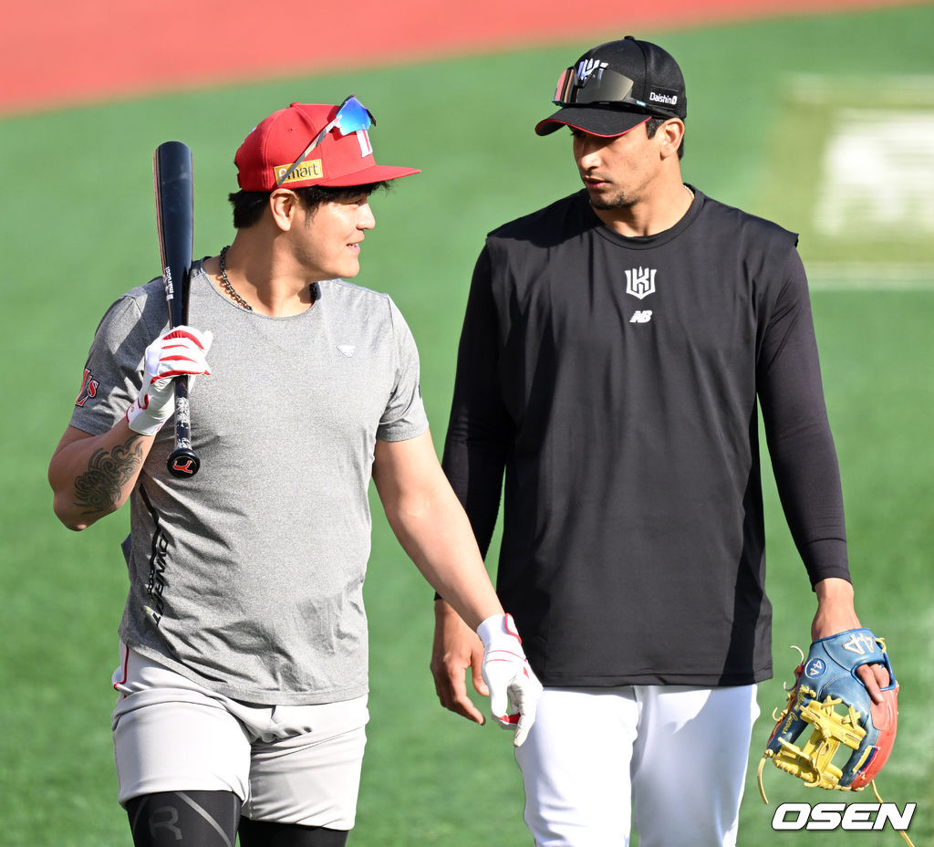 훈련을 준비하는 SSG 추신수(왼쪽)과 KT 쿠에바스가 대화를 나누고 있다. 2022.04.06 / dreamer@osen.co.kr